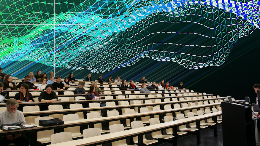 Students sit in the lecture hall and are connected by drawn lines.