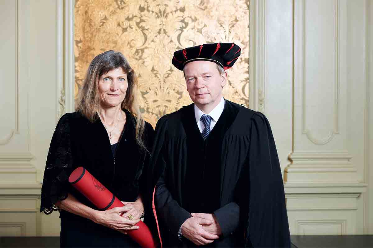 Ingeborg Hochmair-Desoyer, Ehrendoktorin, und Hans-Uwe Simon, Dekan Medizinische Fakultät.