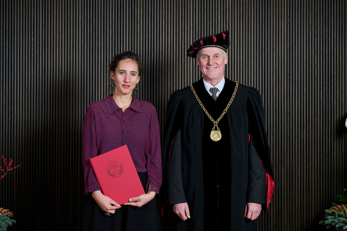 Laura Perler, Preisträgerin Barbara-Lischetti-Preis und Christian Leumann, Rektor Universität Bern