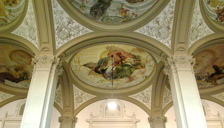 Deckenmalerei im Hauptgebäude