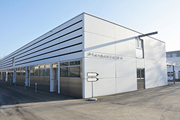 Tierspital/Gebäude/Aussenansicht/Pferdeklinik Schrifzug mit Schattenwurf