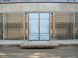 Tierspital/Aussenansicht/Eingang/Metalltüre