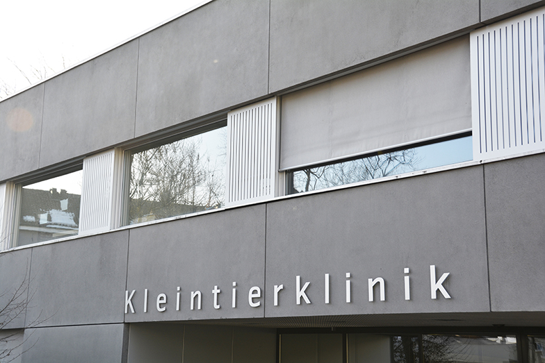 Tierspital/Aussenansicht/Kleintierklinik Schild/Eingang