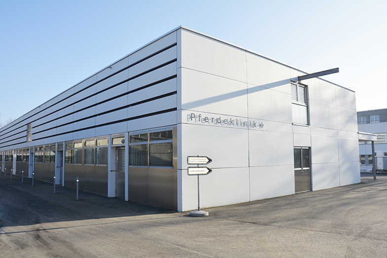 Tierspital/Gebäude/Aussenansicht/Pferdeklinik Schrifzug mit Schattenwurf