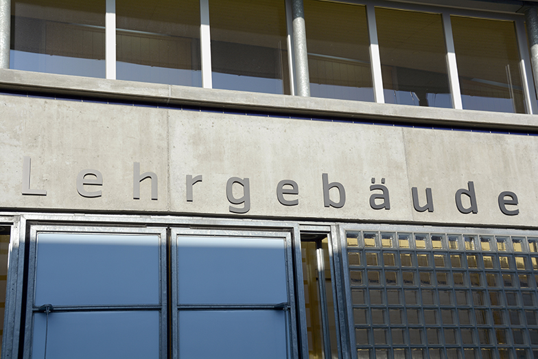 Tierspital/Gebäude/Aussenansicht/Lehrgebäude Schriftzug