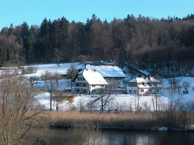 Ethnologische Station Oberhasli/Sicht auf See, Hauptgebäude, Wohnstöckli und Hallerhaus/Winter