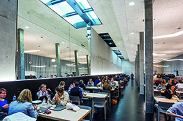 VonRoll/Innenansicht/Mensa/Studenten an Tischen