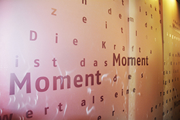 Mensa Gesellschaftsstrasse/Innenansicht/Momento/beleuchtete Wand