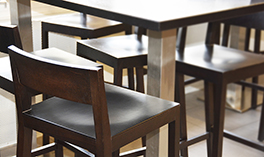 Mensa Gesellschaftsstrasse/Innenansicht/Holztisch und Stühle