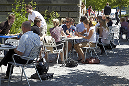 Mensa Hauptgebäude/Park/Studenten draussen am Essen/Sommer