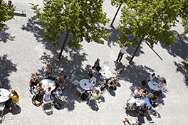 Mensa Hauptgebäude/Park/Studenten draussen am Essen/von oben/Sommer