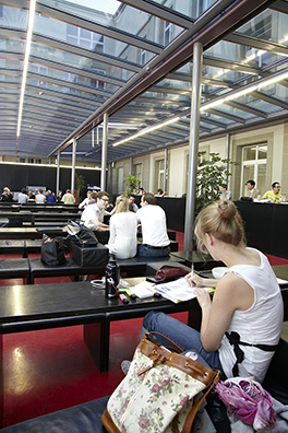 Mensa UniS/Innenansicht/Studenten am Essen/Glasdach