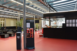 Mensa UniS/Innenansicht/leere Halle mit Tischen und Stühlen