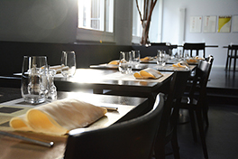 Mensa/Innenansicht/gedeckte Tische