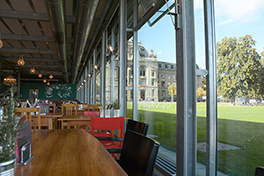 Mensa/Grosse Schanze/Innenansicht/Tische/Blick auf das Hauptgebäude