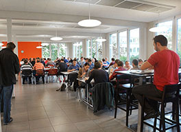 Mensa Gesellschaftsstrasse/Innenansicht/Studenten am Essen