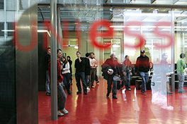 Mensa UniS/Innenansicht/Halle mit Studenten/Glastüre