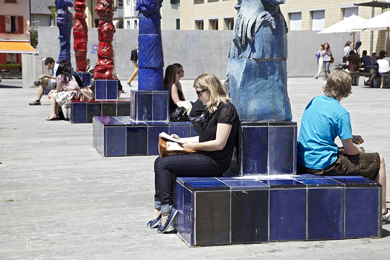Uni Tobler/Campus/Studenten sitzen auf Vorplatz/Sommer