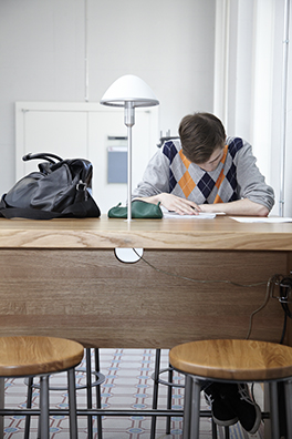 Studium/Student am Lesen/Tisch