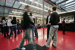 Mensa UniS/Innenansicht/Halle mit Studenten