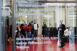 Mensa UniS/Innenansicht/Halle mit Studenten/Glastüre