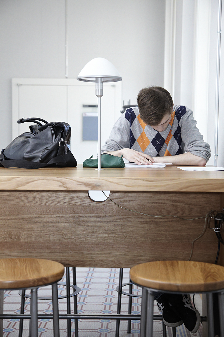 Studium/Student am Lesen/Tisch