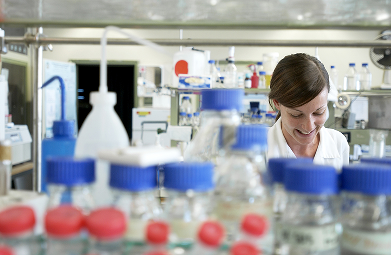 Forschung/Labor/Gläser/Frau hinter Regal