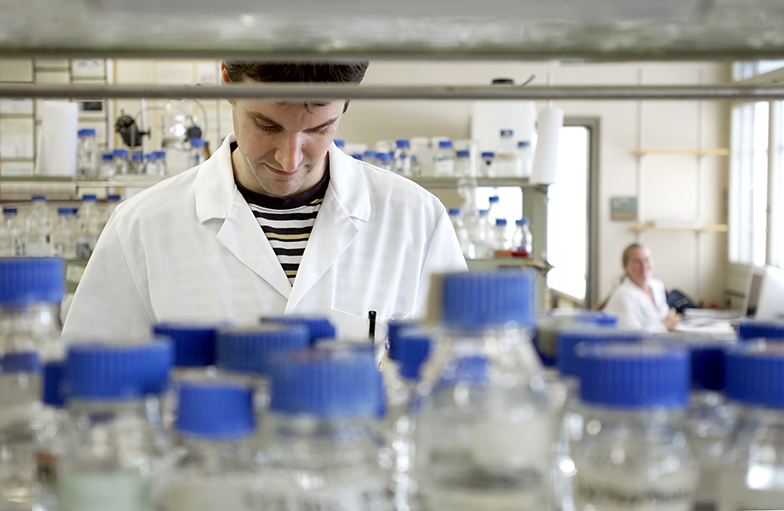 Forschung/Labor/Gläser/Mann hinter Regal