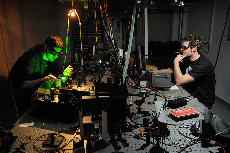 Forschung/Techniker/Sport/Elektronik/dunkler Raum