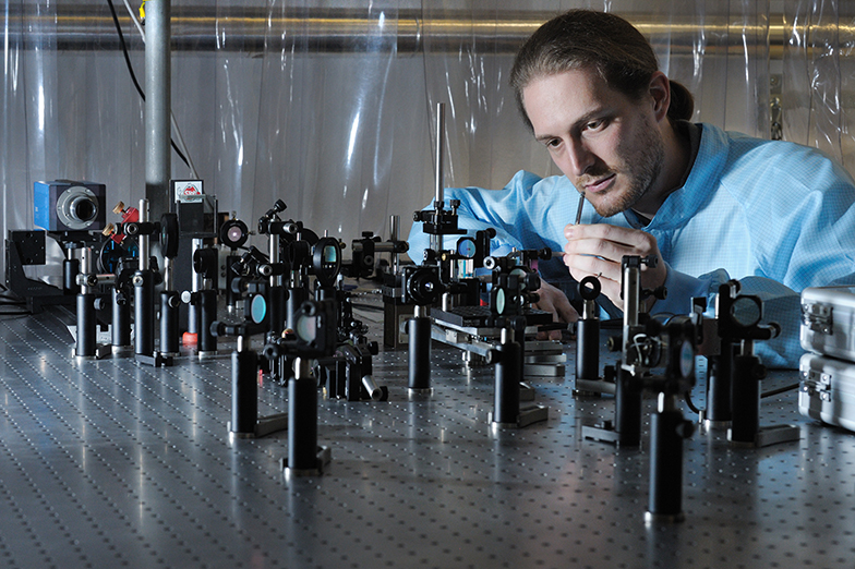 Forschung/Techniker/Elektronik/Mann untersucht Laser