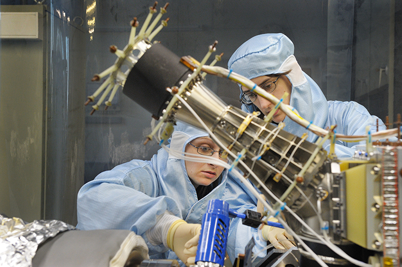Forschung/Technik/Planetologie/Rosetta/Team in Schutzanzügen