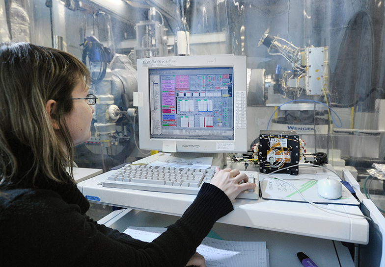 Forschung/Technik/Büro/Frau an Bildschirm