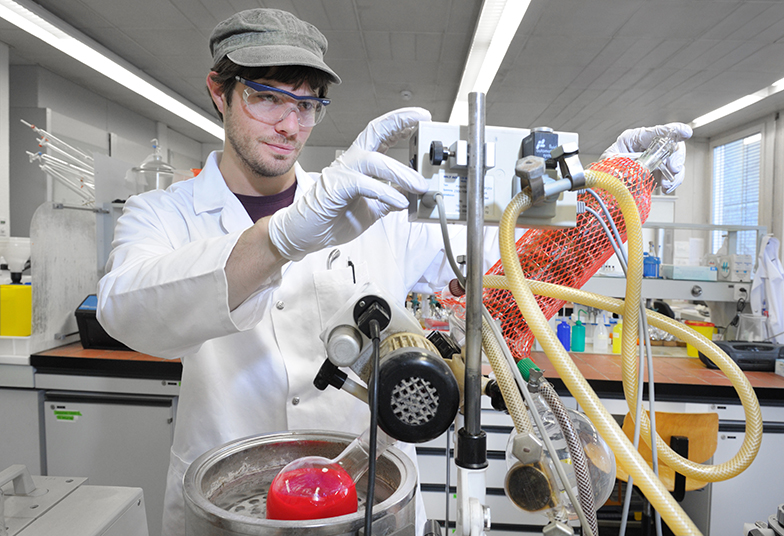 Forschung/Chemie/Labor/Mann/Messgerät