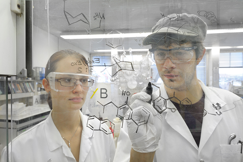 Forschung/Labor/Chemie/Team zeichnet