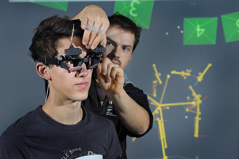 Forschung/Technik/Sport/Team montiert Animationsbrille