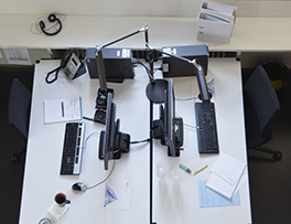 Arbeitsplatz/Schreibtische von oben/Technik