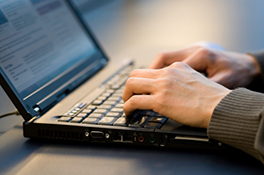 Arbeitsplatz/Laptop/Tastatur/Bildschirm/Schreiben/Tippen/Hände/Finger