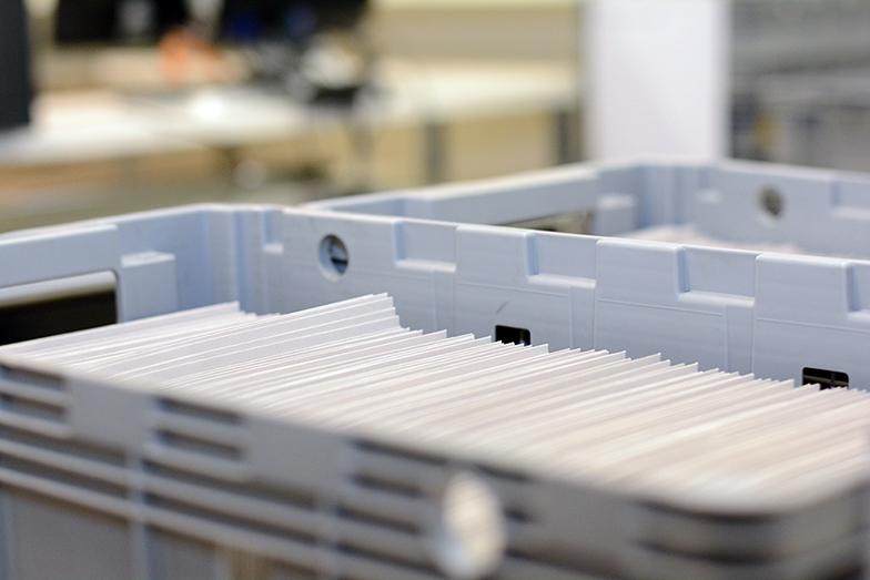 Arbeitsplatz/Post/Kiste/Briefe