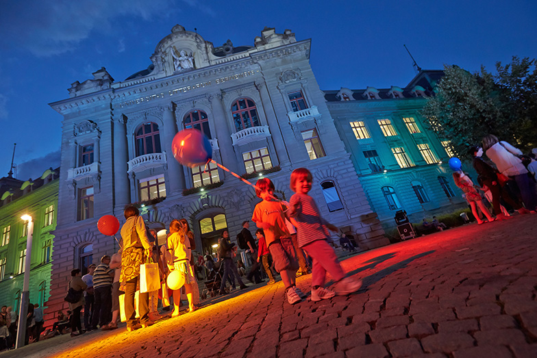 Anlass/Lange Nacht der Forschung/Besucher/Kinder mit Ballonen/Hauptgebäude beleuchtet/Nacht