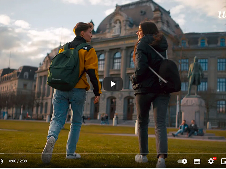 Imagefilm, zwei Studierende vor dem Hauptgebäude der Universität Bern