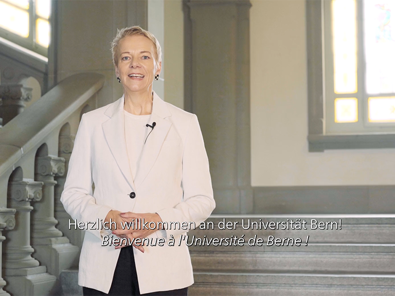 The rector of the University of Bern, Prof. Dr. Virginia Richter, delivers a speech on the steps of the main building