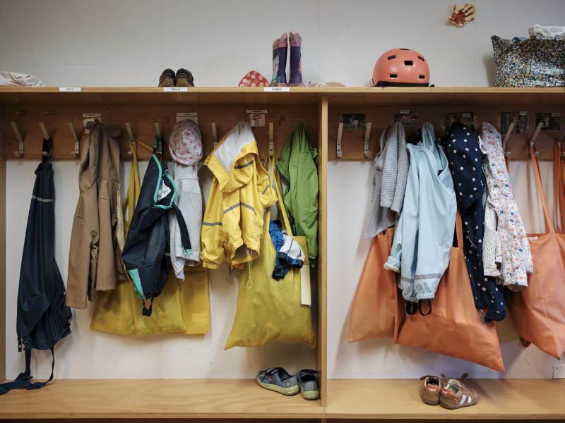 Garderobe mit Kinderjacken und -schuhen