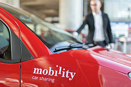 Bild von einem Auto mit Logo Mobility Carsharing