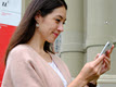 Person am Smartphone