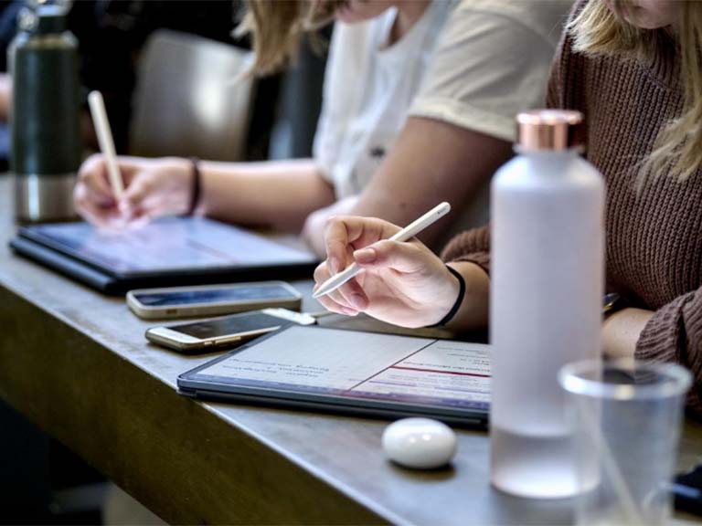 Symbolbild Studierende mit Tablet