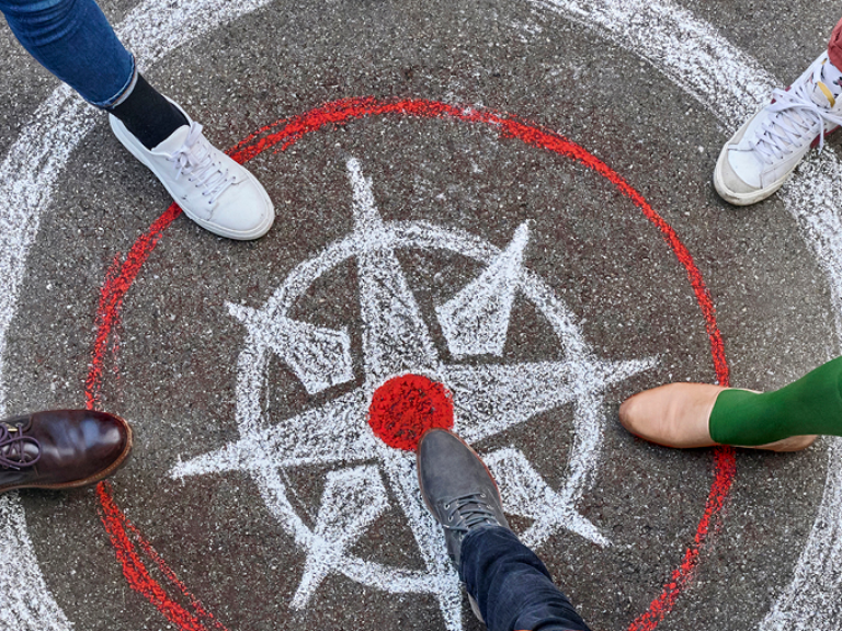 Étudiants compas UniBE, chaussures, compas dessiné