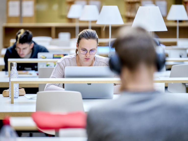 Studierende in der Bibliothek