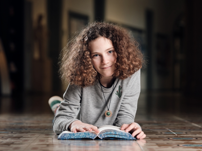 junges Mädchen liest ein Buch