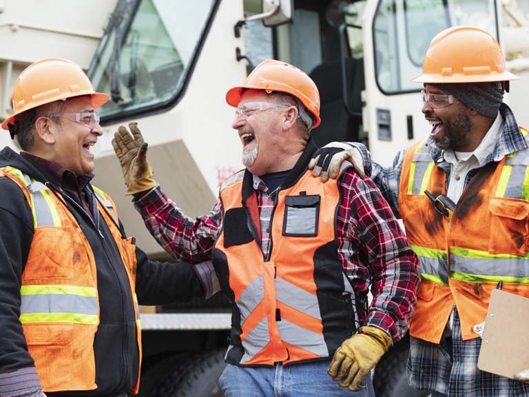 Lachende Bauarbeiter