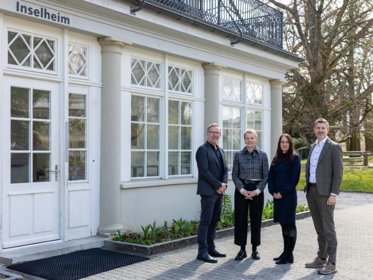 Erfolgreiche angewandte Forschungs-Zusammenarbeit in Bern wird verlängert – Unterzeichnung der Vereinbarung zwischen Insel Gruppe, UniBE und CSEM. (V.l.n.r: Jens Krauss, VP Medtech bei CSEM; Prof. Dr. Virginia Richter, Rektorin der Universität Bern; Prof. Dr. med. Jennifer Diedler, CEO der Insel Gruppe; und Dr. Alexandre Pauchard, CEO CSEM).